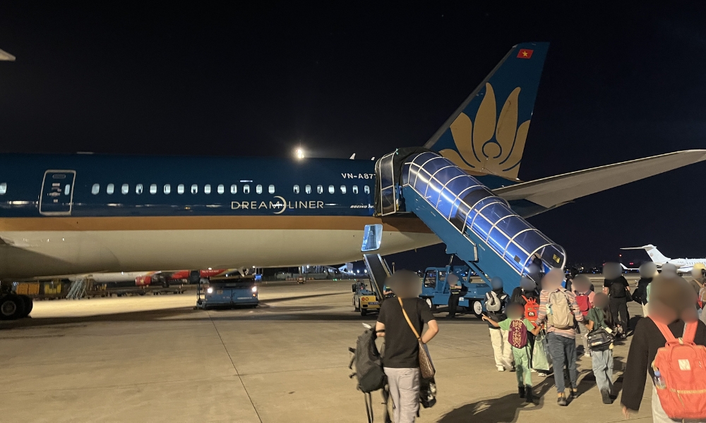 ベトナム航空-成田空港行き沖止め